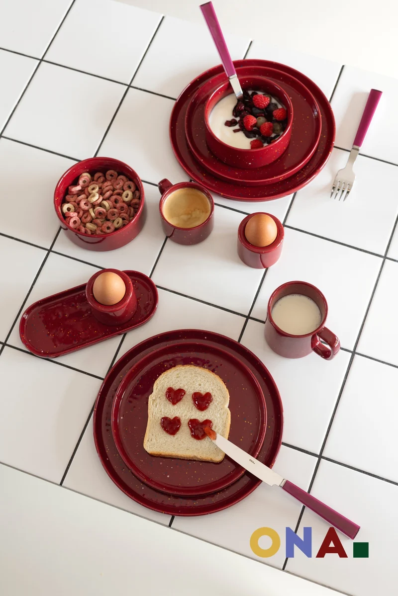 ONA Geschirrset Fika Burgundy 12-teilig / 4 Personen - 4 Speiseteller, 4 Frühstücksteller und 4 Schalen