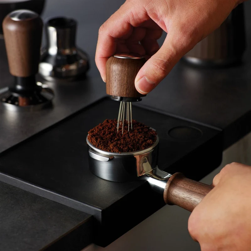 Accesorio para airear y nivelar el café molido de acero inox y madera de nogal Sage