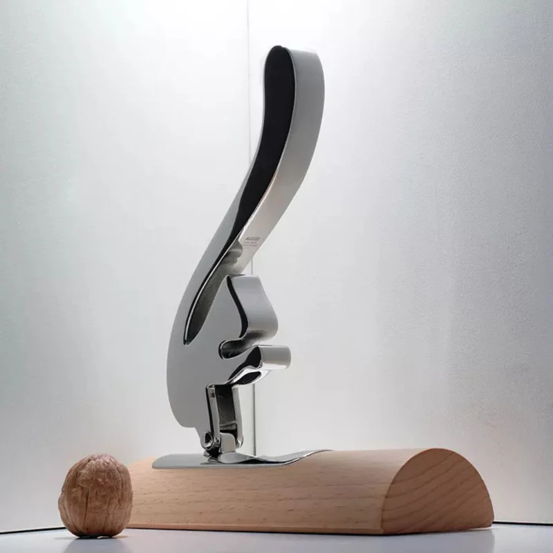 Cascanueces Scoiattolo de acero con base de madera Alessi