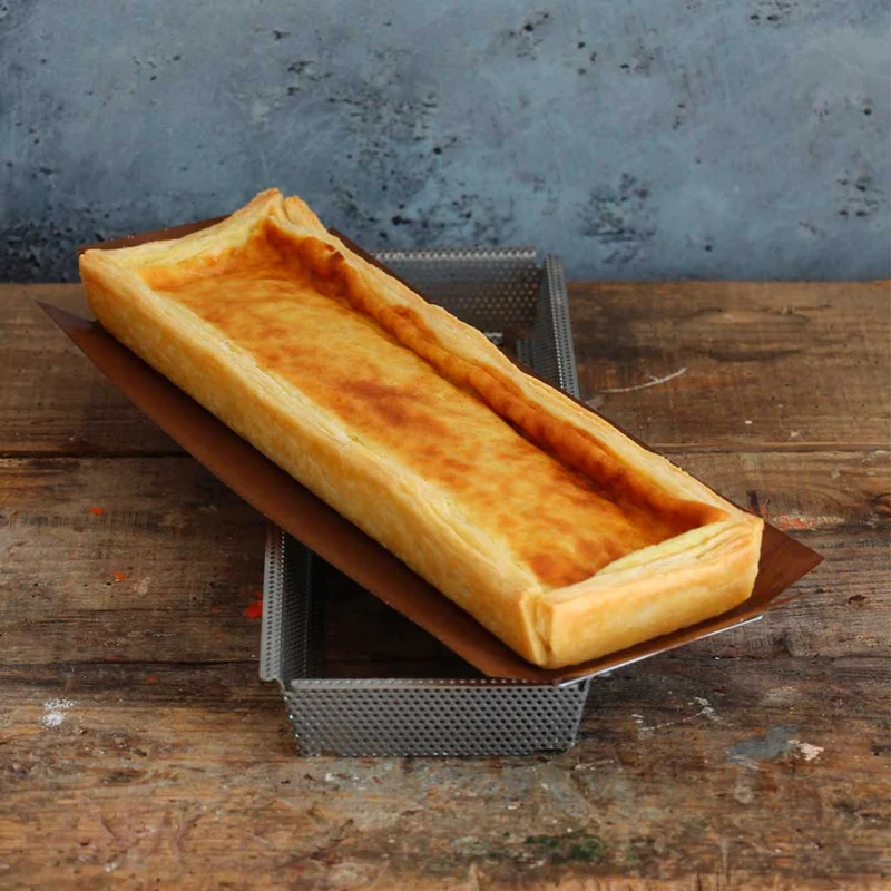 Molde rectangular perforado con papel de hornear De Buyer