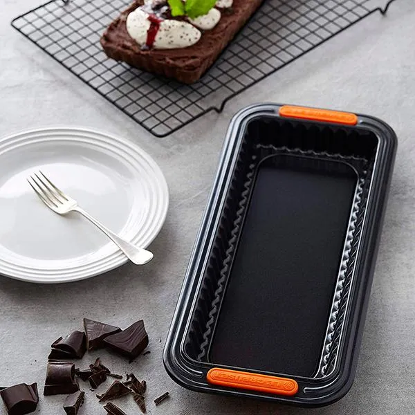 Molde rectangular antiadherente con base extraible Le Creuset