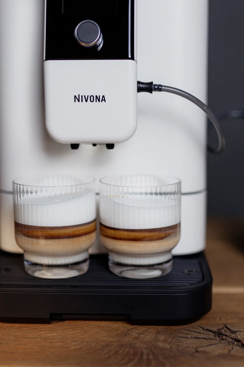 Nivona NICR 8112 CafeRomatica – Premium Kaffeevollautomat in Schwarz/Chrom | Einzigartiger Milchschaum, Leiser Flüstermühle & App-Steuerung