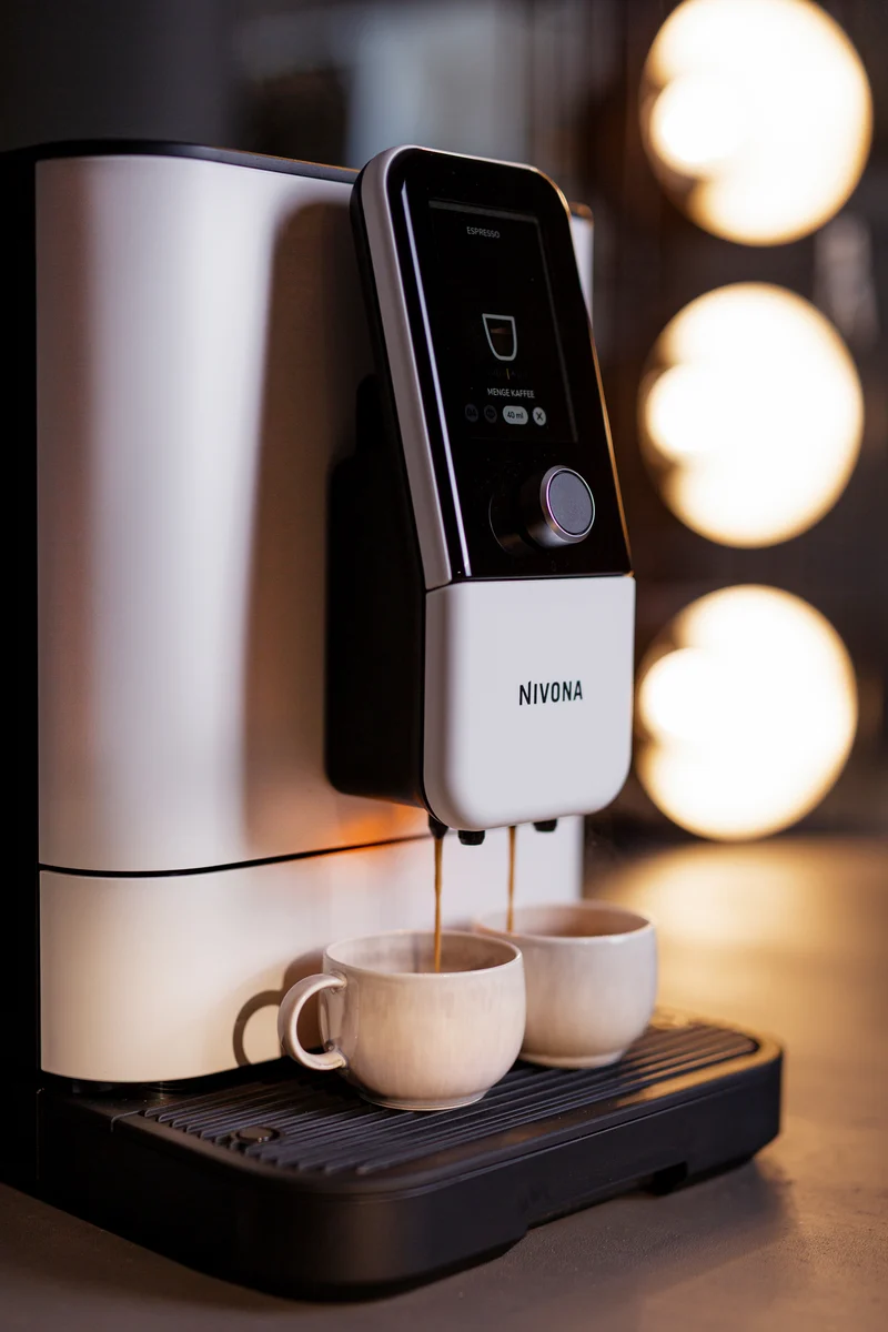 Nivona NICR 8112 CafeRomatica – Premium Kaffeevollautomat in Schwarz/Chrom | Einzigartiger Milchschaum, Leiser Flüstermühle & App-Steuerung