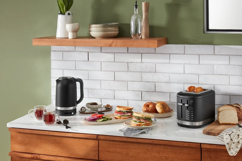 KitchenAid Frühstückspaket inkl. Wasserkocher 5KEK1701, Toaster 5KMT2109 + Brötchenaufsatz