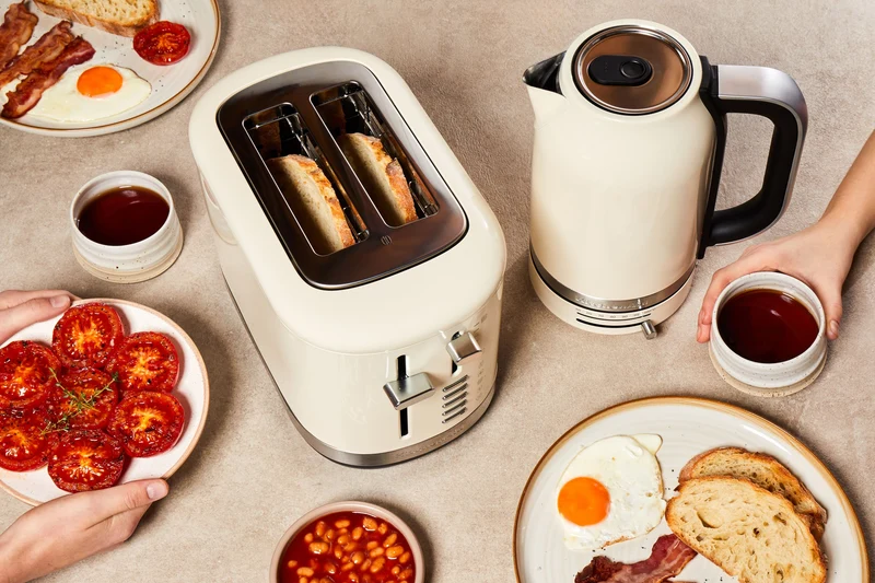KitchenAid Frühstückspaket inkl. Wasserkocher 5KEK1701, Toaster 5KMT2109 + Brötchenaufsatz