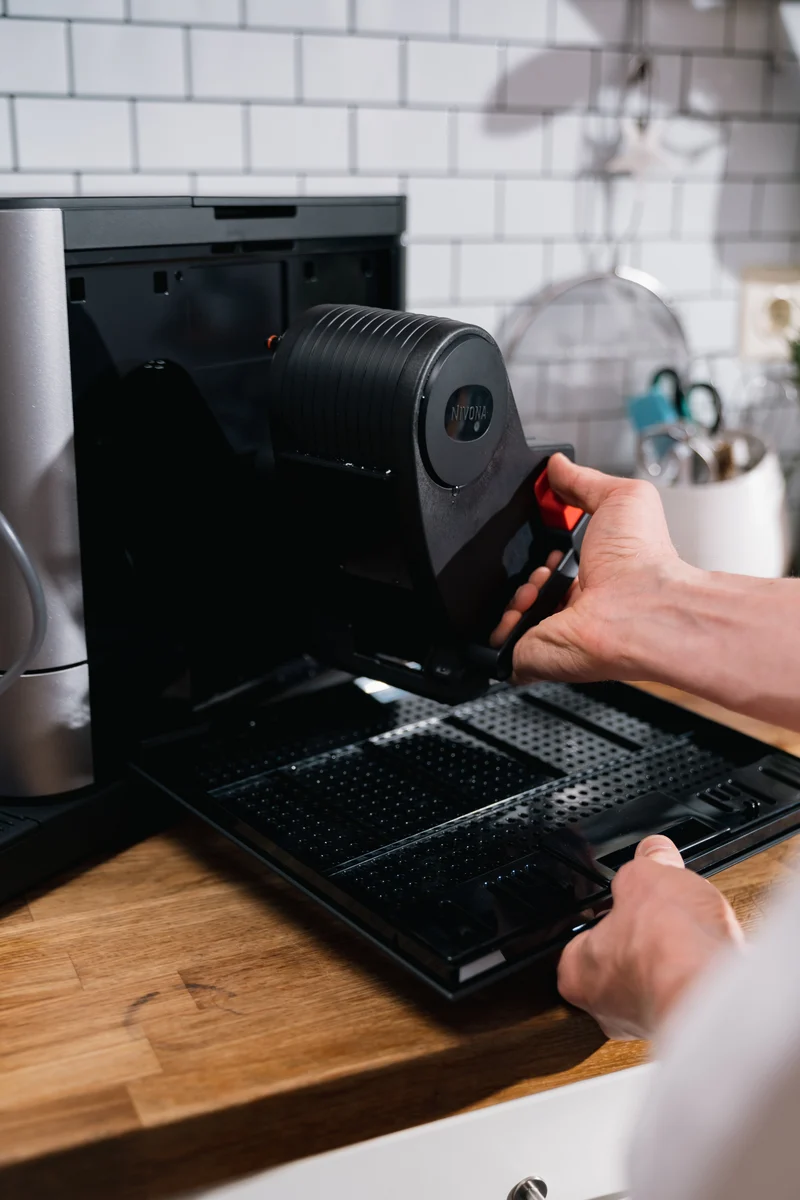 Nivona Kaffeevollautomat Nivo 8103 Titan + Starterpaket im Wert von 49 €