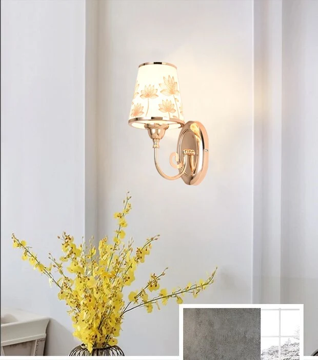 Dekorative Wandleuchte mit floralem Schirm