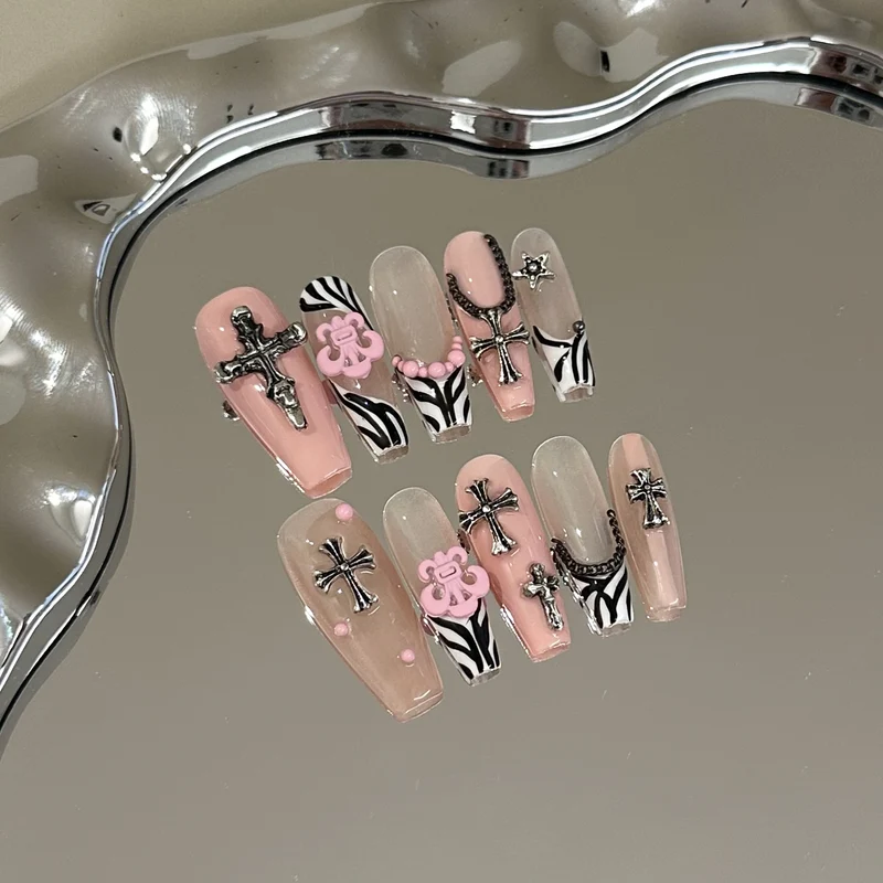 Stylisches, kreuzverziertes Press-On-Nagelset