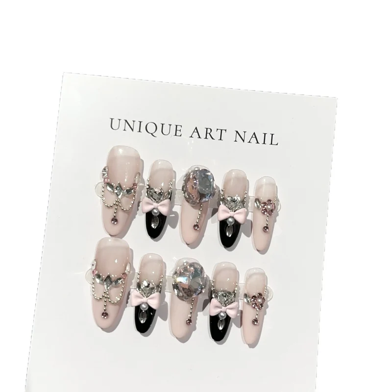 Luxuriöse dekorative Press-On-Nagelkollektion