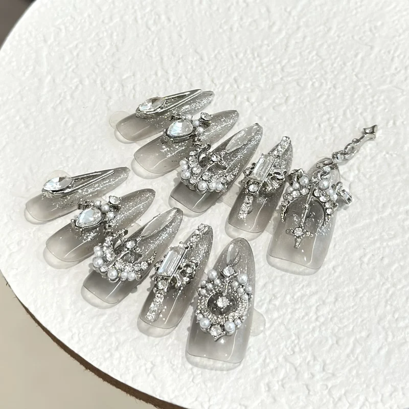 Luxuriöses mit Strass verziertes Press-On-Nagel-Set