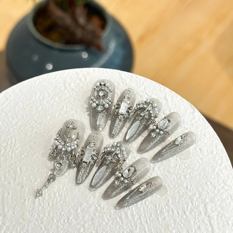 Luxuriöses mit Strass verziertes Press-On-Nagel-Set