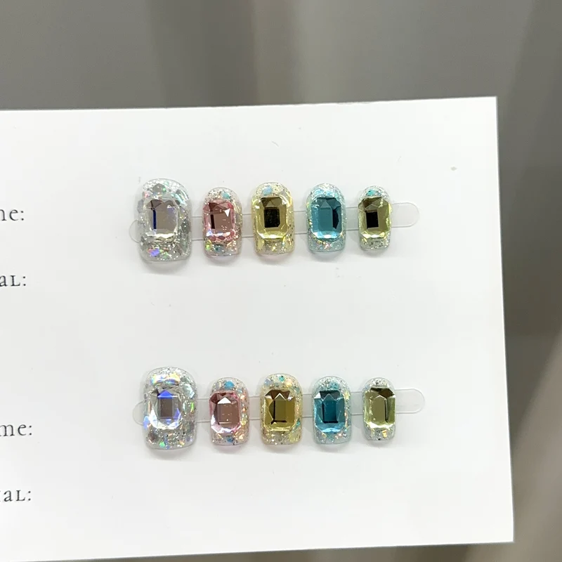 Luxuriöses mit Edelsteinen verziertes Nagelkunstset