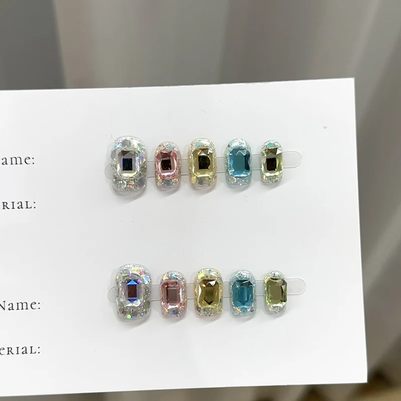 Luxuriöses mit Edelsteinen verziertes Nagelkunstset