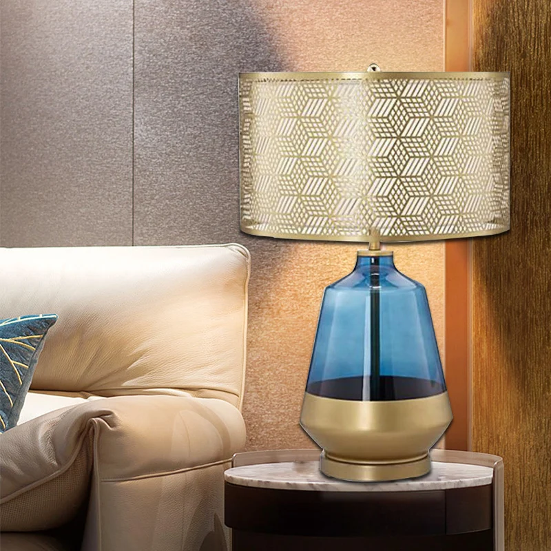 Dekorative Tischlampe mit geometrischem Schirm