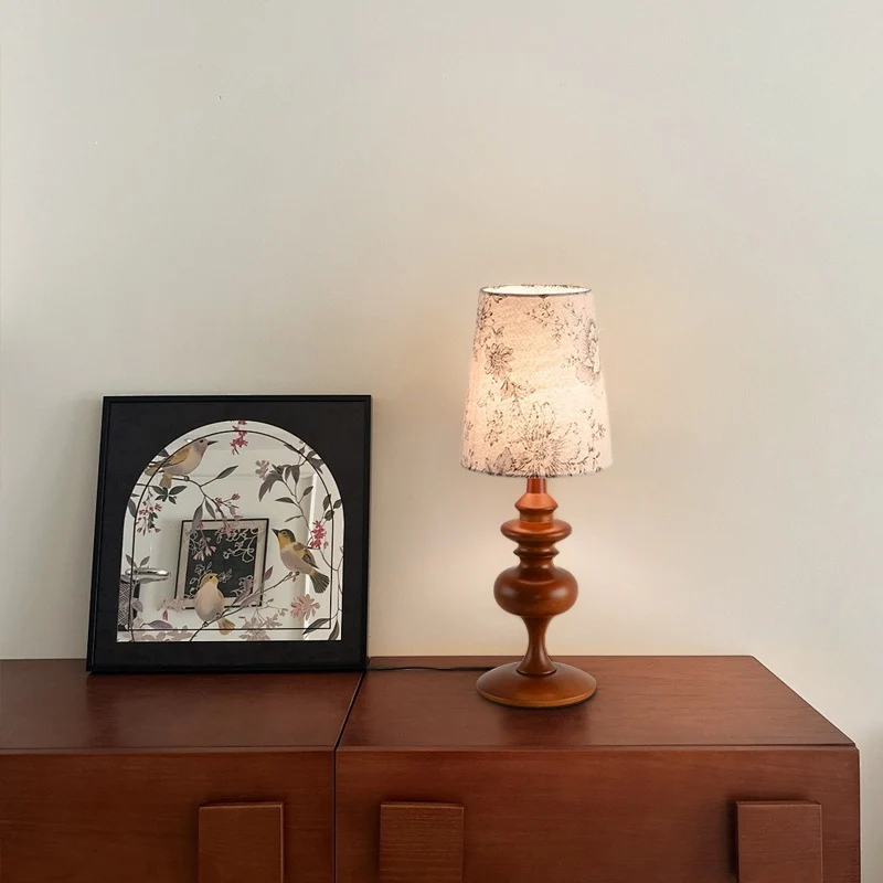 Dekorative Tischlampe mit floralem Stoffschirm