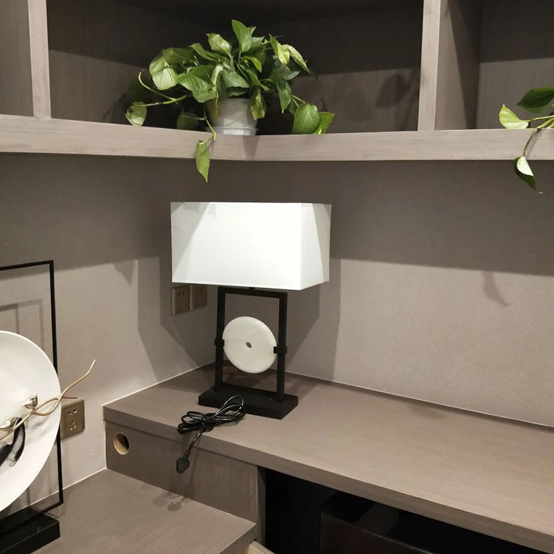 Zeitgenössische Tischlampe mit elegantem geometrischen Design