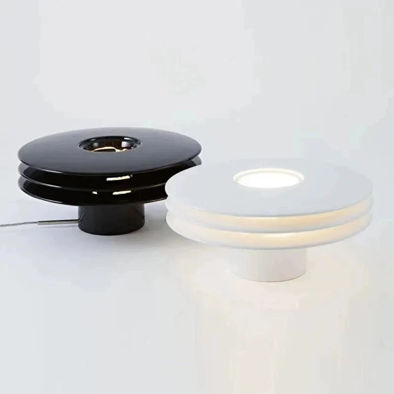 Moderne Tischlampe mit einstellbaren Licht-Einstellungen