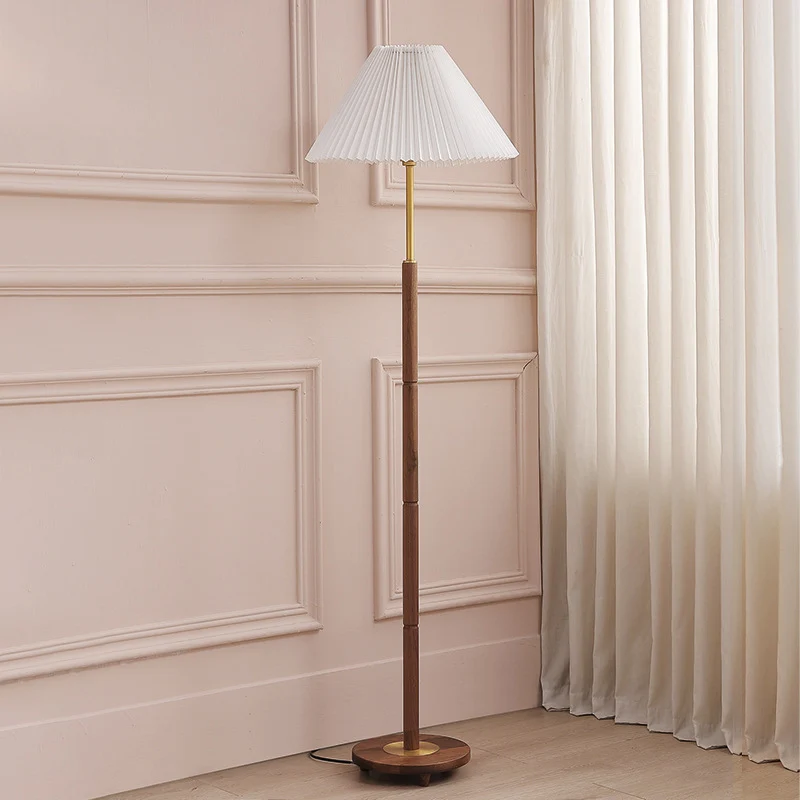 Zeitgenössische Stehlampe mit plissiertem Schirm