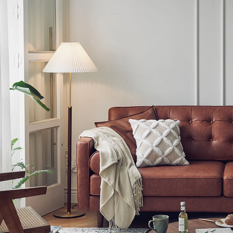 Zeitgenössische Stehlampe mit plissiertem Schirm