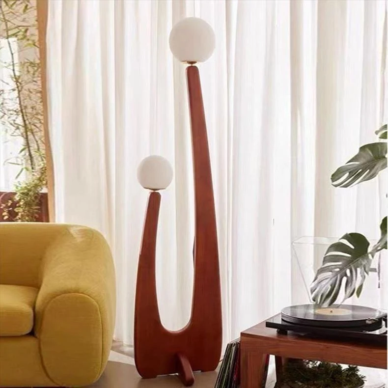 Künstlerische Holzstehlampe