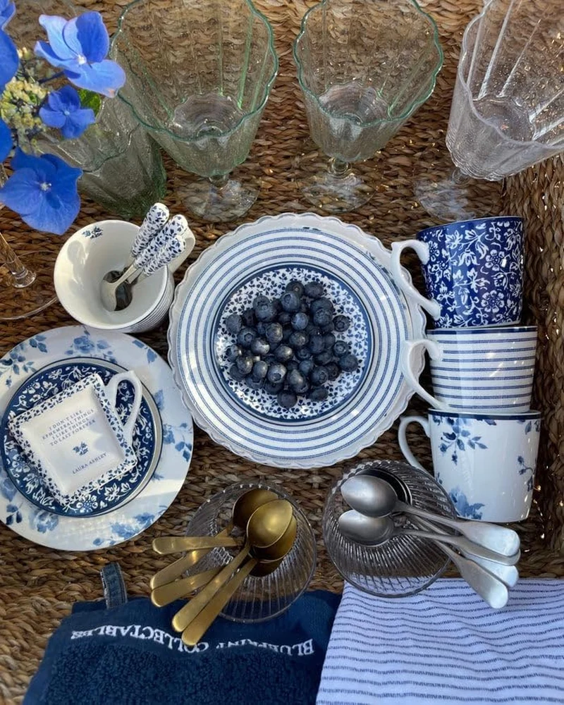 Laura Ashley Porzellantasse Sweet Allysum – Blau mit weißem Blumenmuster