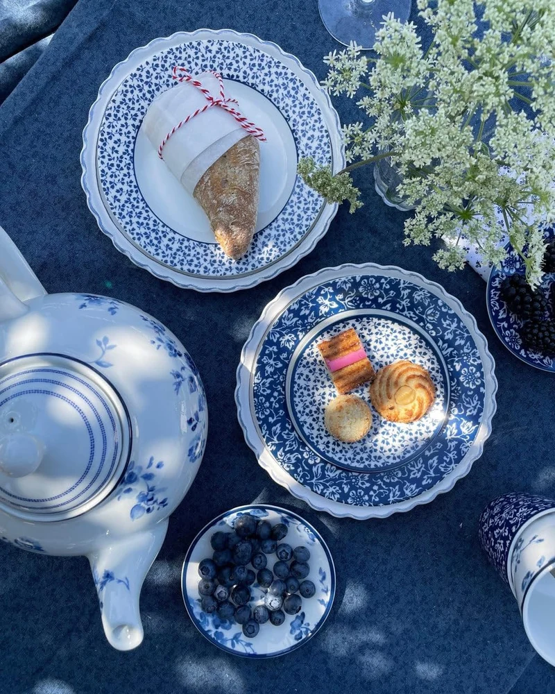 Laura Ashley Porzellantasse Sweet Allysum – Blau mit weißem Blumenmuster