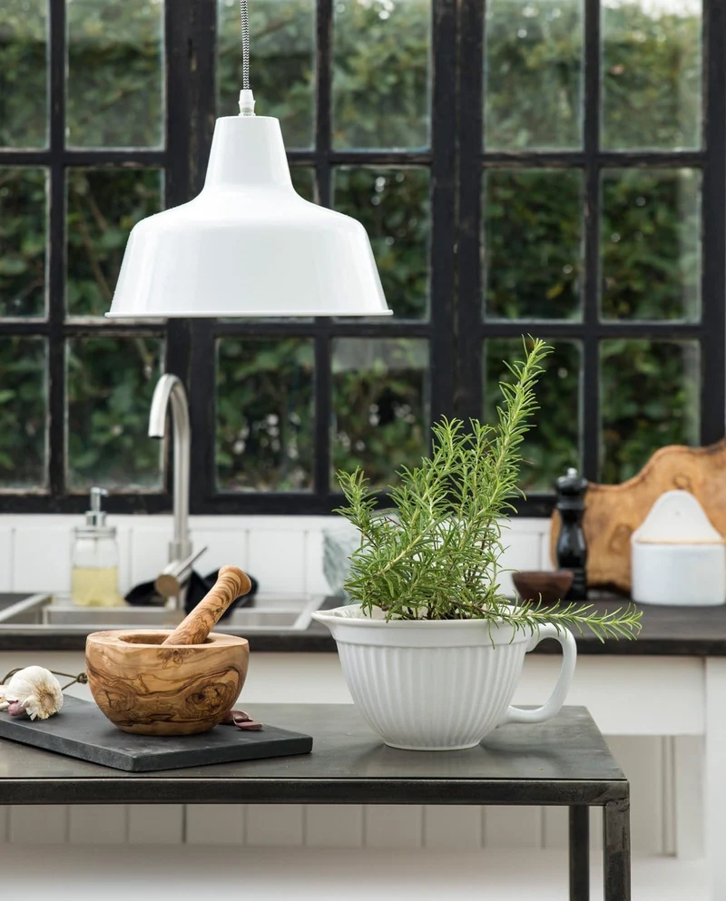 Weiße Rührschüssel im Landhausstil