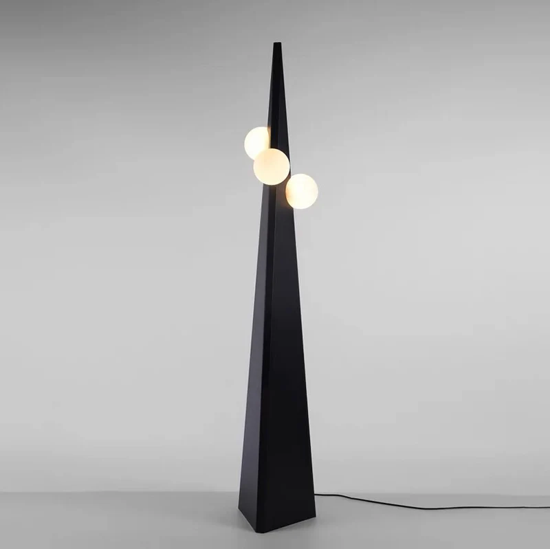 Künstlerische Dreieckige Stehlampe mit geometrischem Design