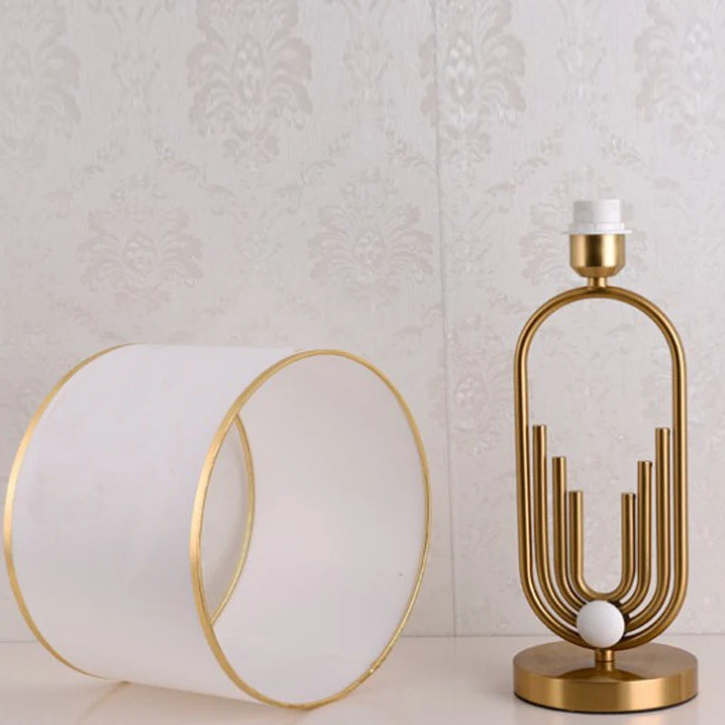 Künstlerische Tischlampe mit Gold- und Cremetönen
