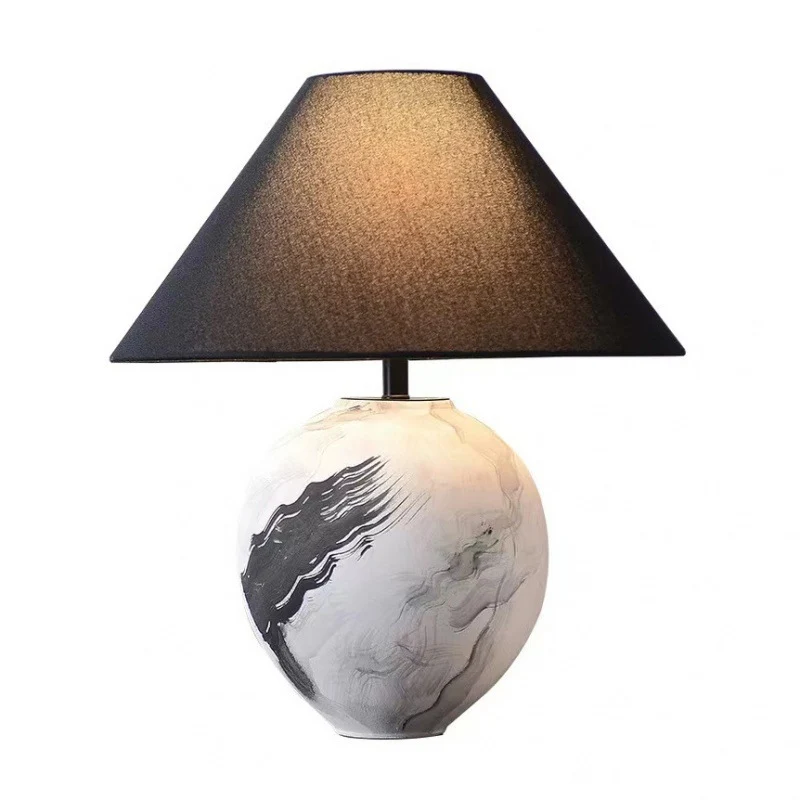 Künstlerische Tischlampe mit geometrischem Sockel
