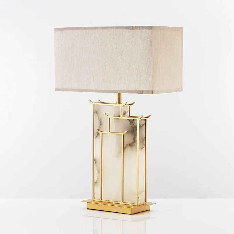 Künstlerische Tischlampe mit elegantem Marmorfuß