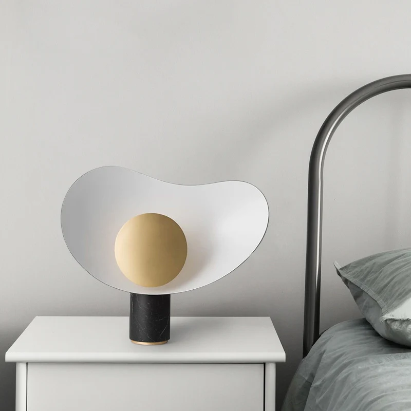 Künstlerische Skulpturale Tischlampe