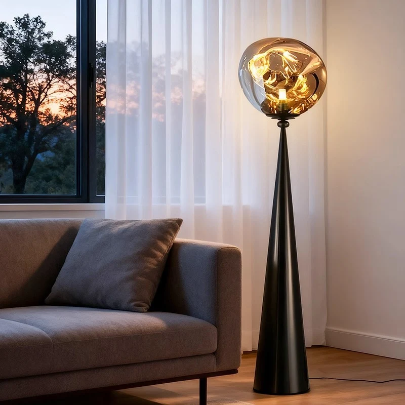 Künstlerische Stehlampe mit einzigartigem geometrischem Design