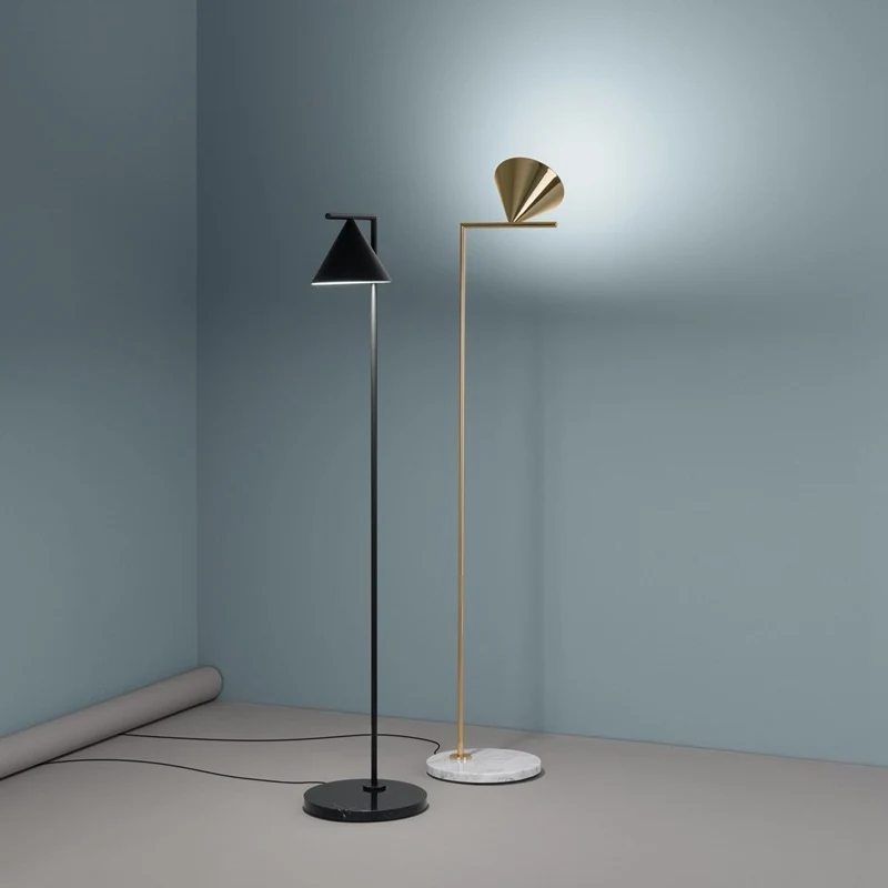 Künstlerische Stehlampe mit schickem Kegelschirm