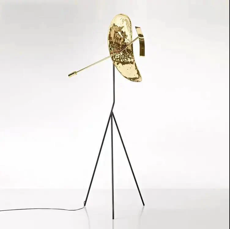 Künstlerische Stehlampe mit skulpturalem Design