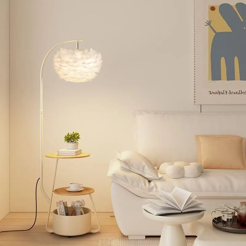 Künstlerische Stehlampe mit elegantem Federlampenschirm