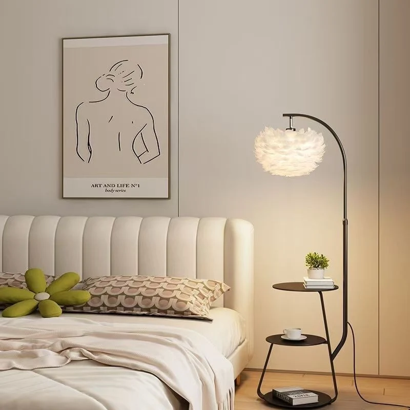 Künstlerische Stehlampe mit elegantem Federlampenschirm