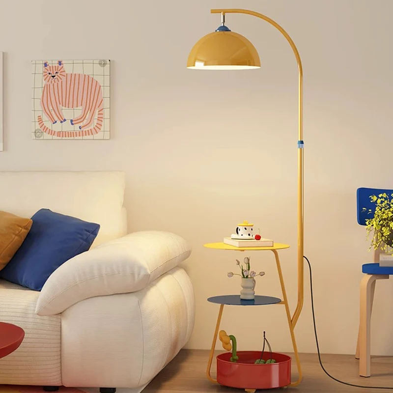 Künstlerische Bogen-Stehlampe mit integriertem Beistelltisch