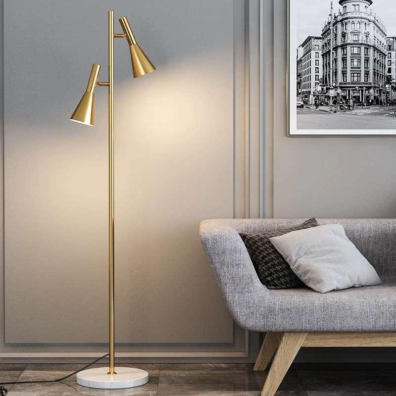 Verstellbare Stehlampe mit doppelten Schirmen