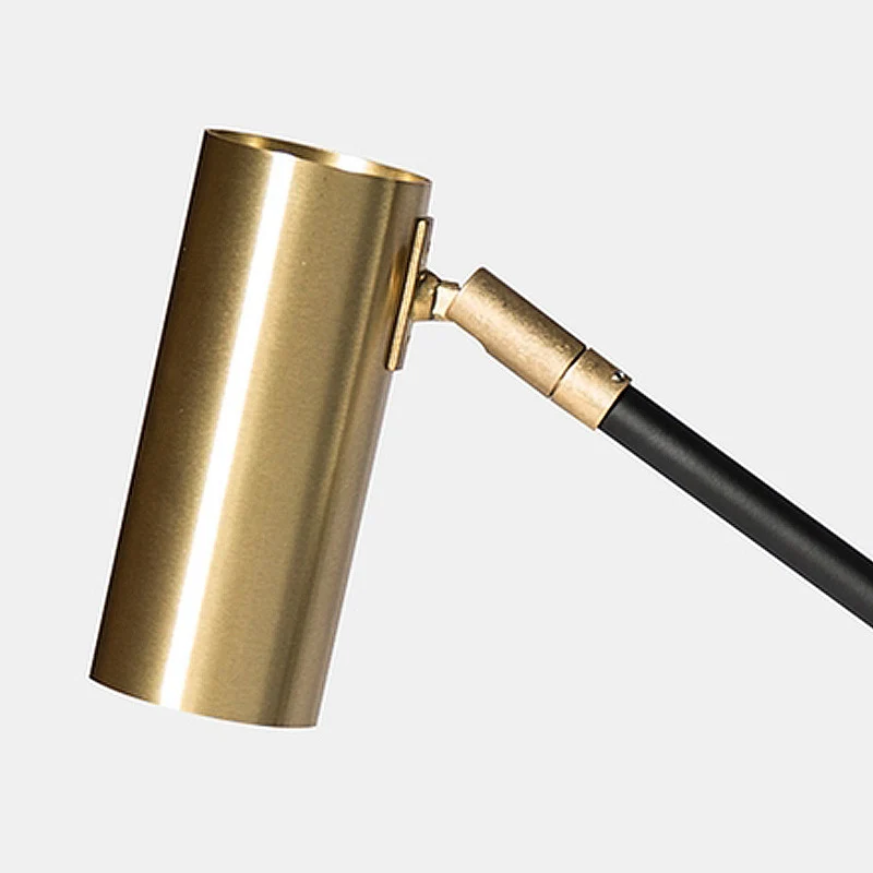 Verstellbare Schreibtischlampe mit goldenen Akzenten