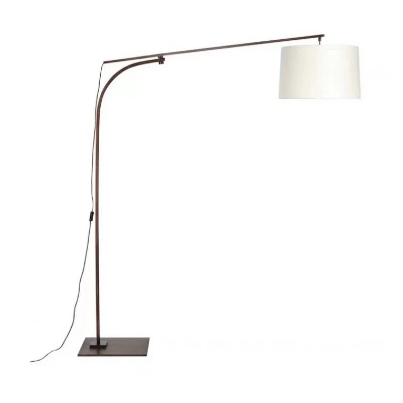Verstellbare Bogenfußlampe mit elegantem Schirm