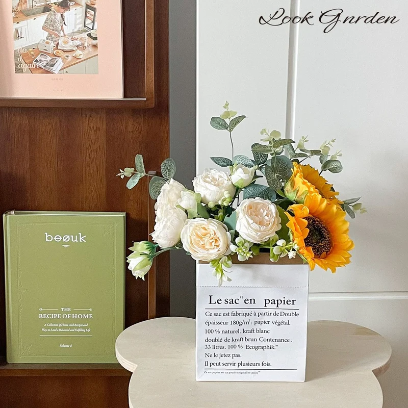 Lebensechte Blumenarrangements