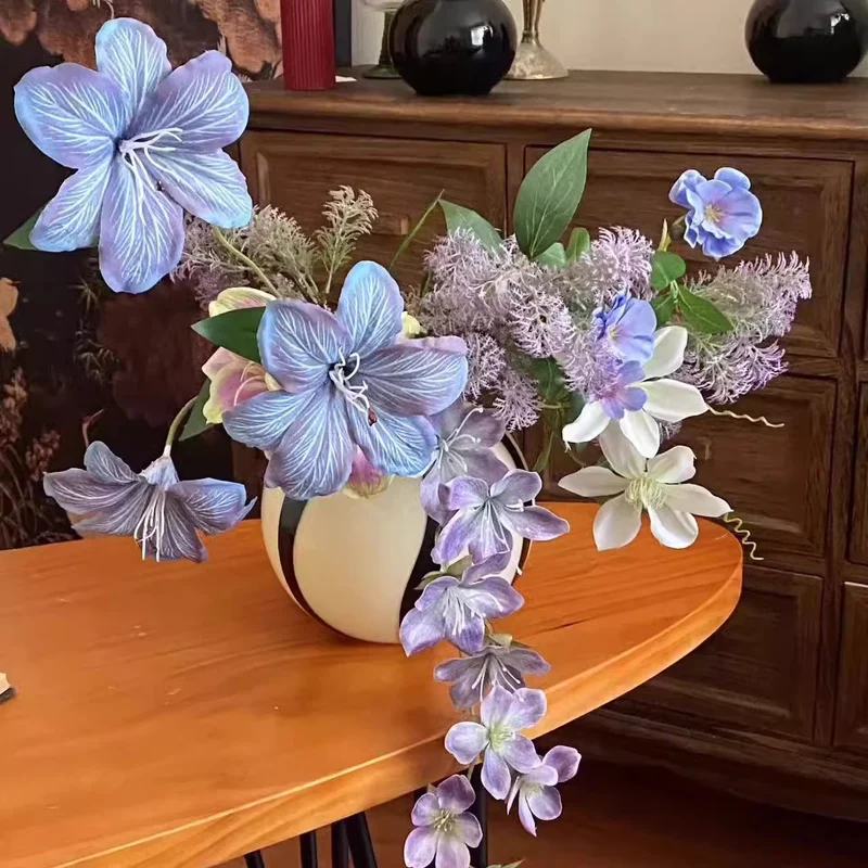 Lebensechte florale Tischdekoration Arrangement