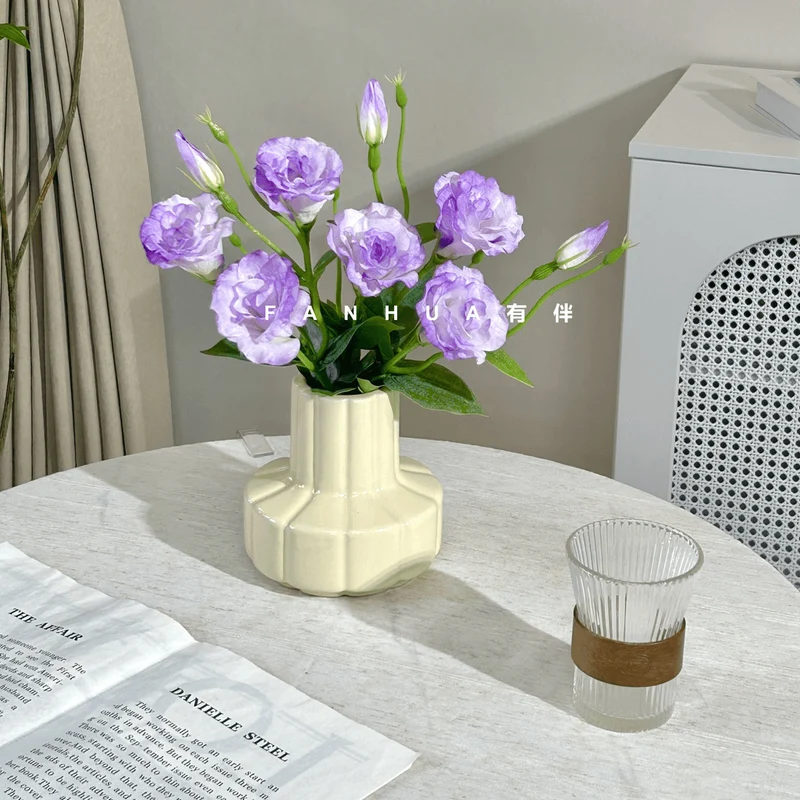 Elegante dekorative Blumenarrangement für die Innendekoration