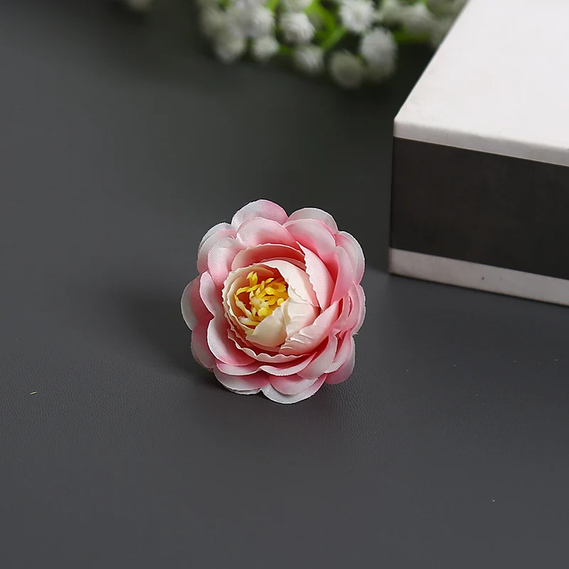Blumenbrosche für dekorative Zwecke und Anzeige