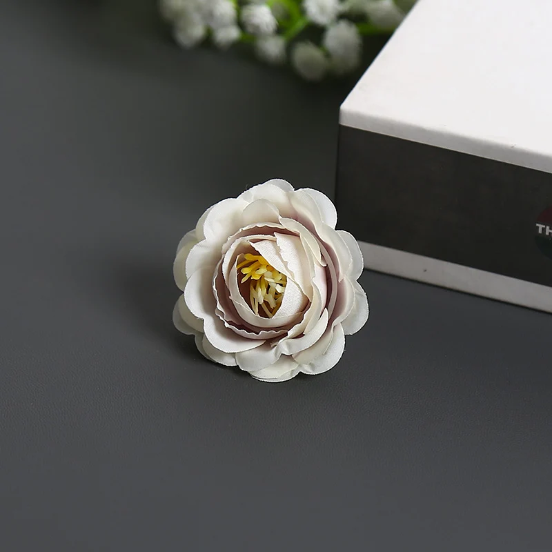 Blumenbrosche für dekorative Zwecke und Anzeige