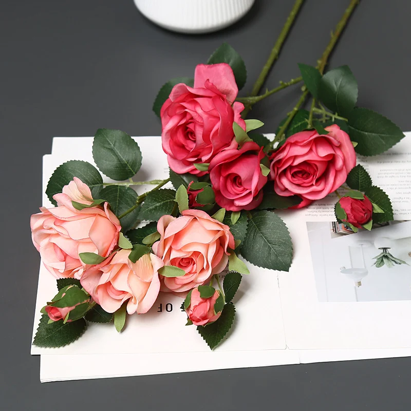 Weiches Seidenrosenarrangement