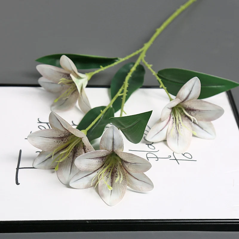Realistischer synthetischer Lilienstamm