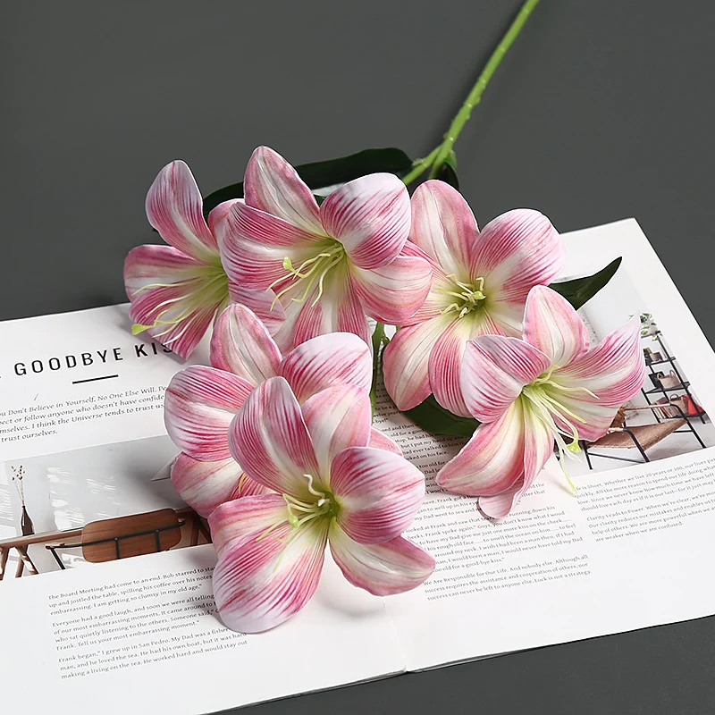 Realistische Seidenblumenstängelanordnung