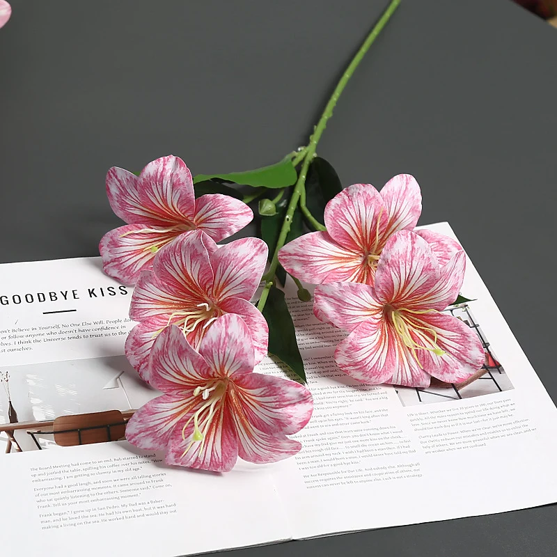 Realistische Seidenblumenstängelanordnung